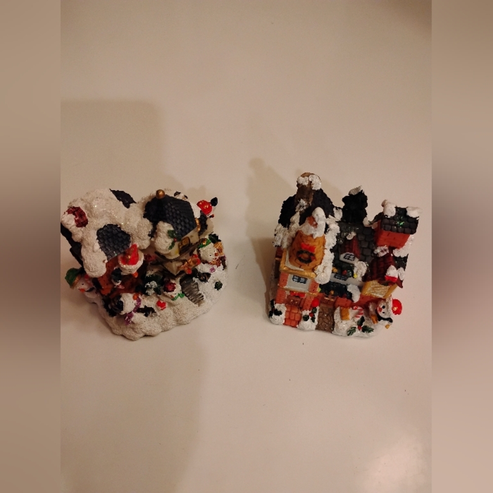 2 Festive Snowy Village Figurines Cute Houses & Playing Snomen Collectable
